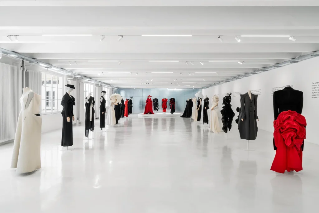 10_Corso_Como_Yohji_Yamamoto._Letter_to_the_future_Photo_credit_Alessandro_Saletta_-_DSL_Studio_Courtesy_of_10_Corso_Como_09_1980x.webp